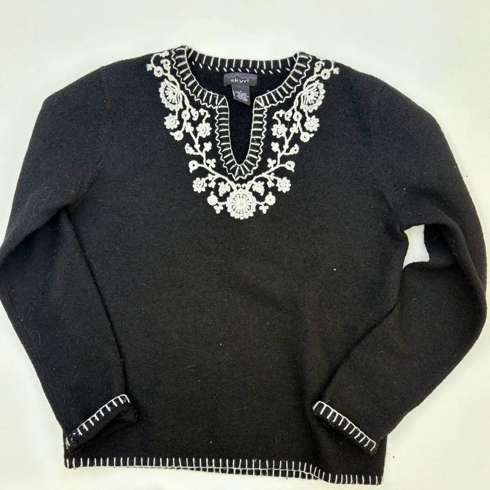 Skyr Black and White Embroidered 100% Wool Sweater Pullover Size S